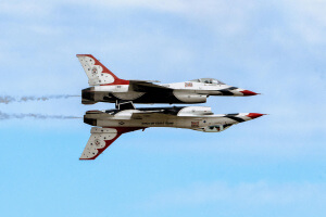 U.S. Air Force Thunderbirds perform a mirror-image maneuver during the 2017 Andrews Air Show
